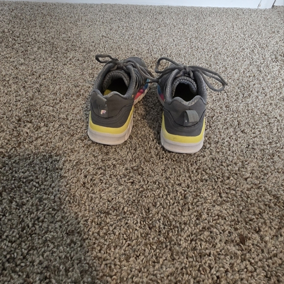 Fila gray gym shoes little girls size 13 - Picture 4 of 8